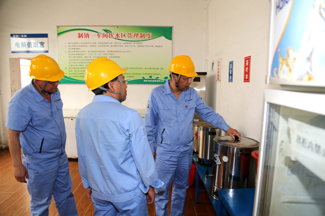 集團(tuán)公司黨委書記、董事長李躍民深入生產(chǎn)一線檢查指導(dǎo)防暑降溫工作