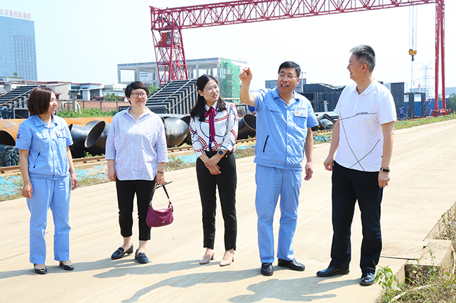 光大銀行鄭州分行公司部副總經(jīng)理 王莉等一行到萬基控股集團調研