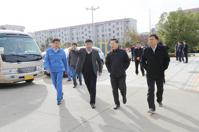 縣委書記劉冠瑜、縣長郅書安到萬基花園一小區(qū)視察指導(dǎo)工作