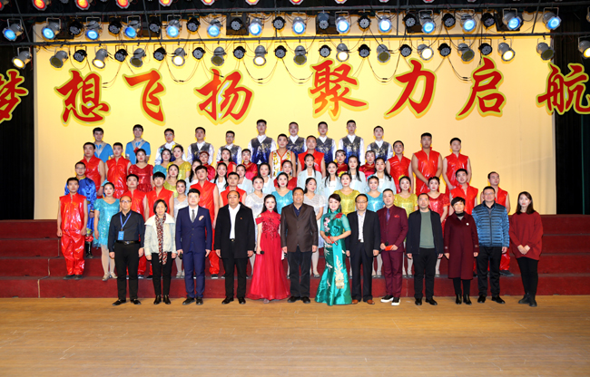 1577927553356554.jpg 公司領(lǐng)導(dǎo)與演出人員合影.JPG